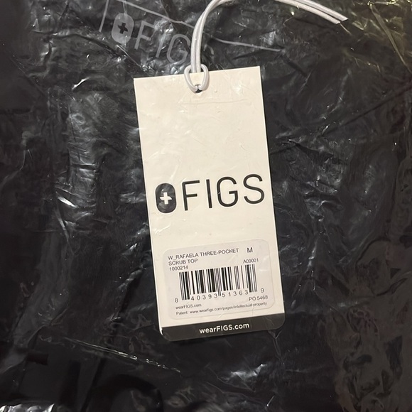 FIGS- Rafaela Oversized Scrub Top in black - Picture 6 of 7